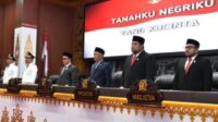 Suasana saat menyanyikan lagu Indonesia Raya Suasana saat menyanyikan lagu Indonesia Raya