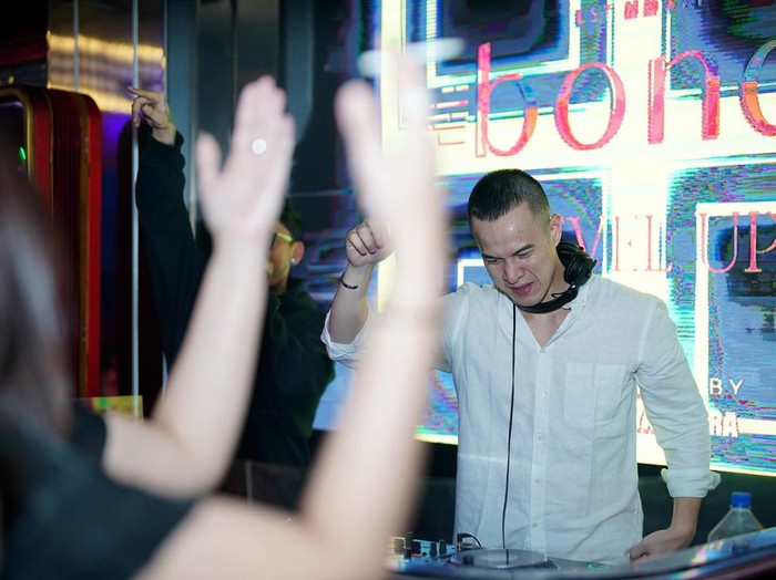 Komitmen Herjunot Ali Gak Minum Alkohol Saat Nge-DJ Komitmen Herjunot Ali Gak Minum Alkohol Saat Nge-DJ