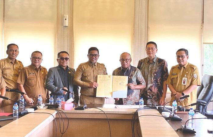 2025-07-24-kembangkan-sdm-asn-pemkab-pelalawan-teken-mou-bersama-ibtpi