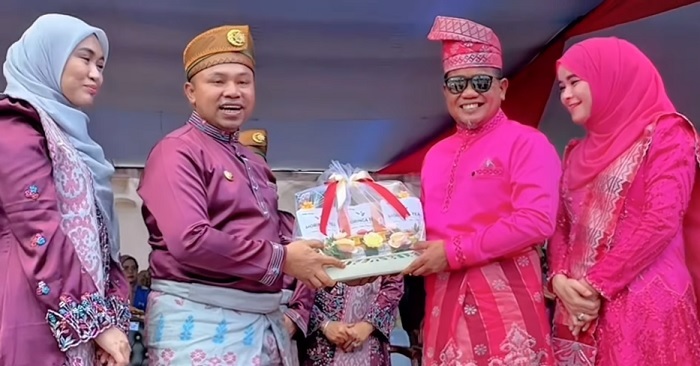 Bupati Pelalawan H Zukri menyerahkan cinderamata kepada Gubernur Riau Abdul Wahid