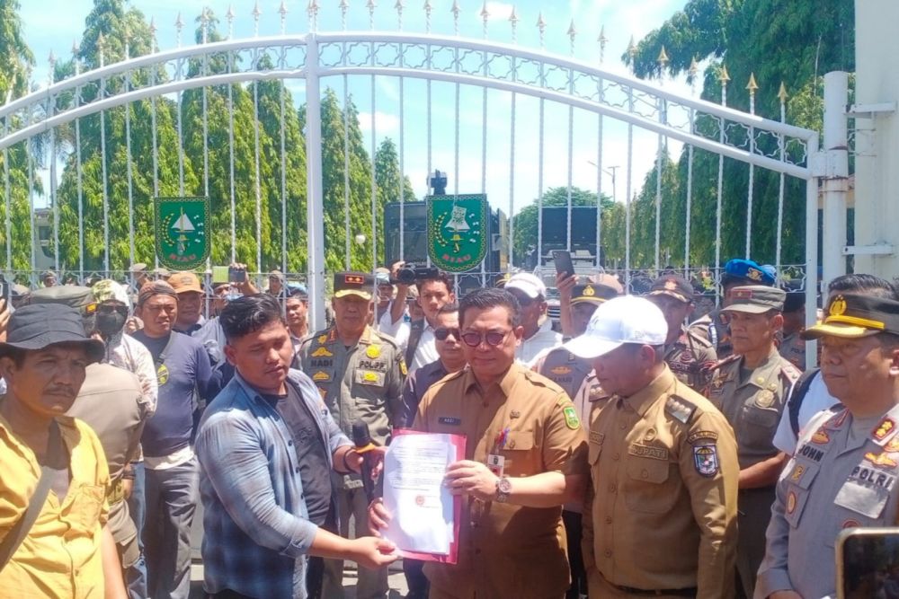 bupati-pelalawan-zukri-misran-temui